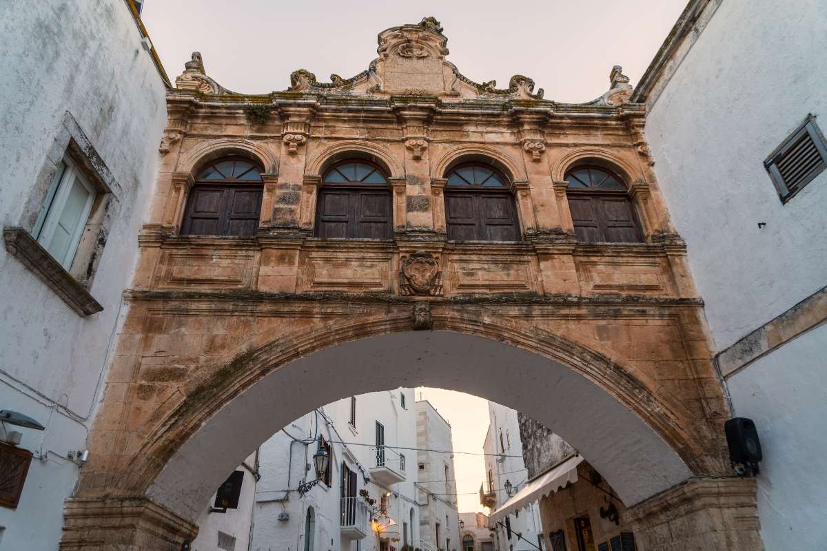 Historic center of Ostuni 2 arco stoppa ostuni