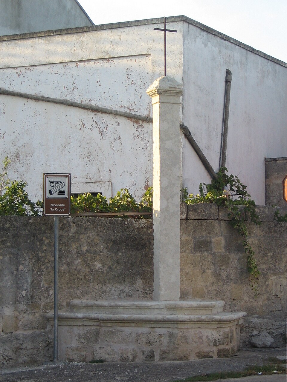 Spongano: cosa fare nel borgo del basso Salento 4 Monolite_Spongano